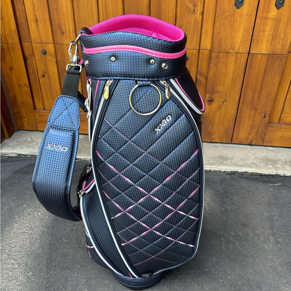XXIO women’s lightweight cart bag with rain cover